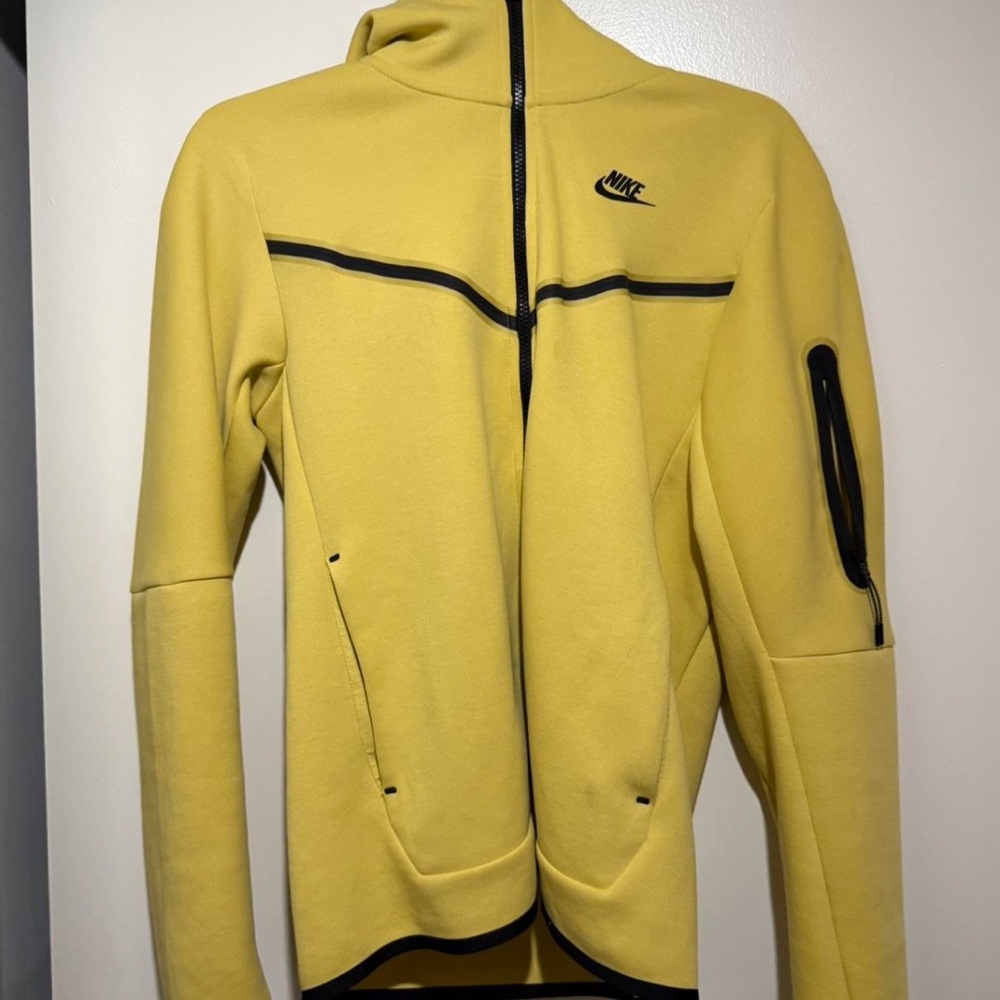 Nike Tech Fleece - yellow